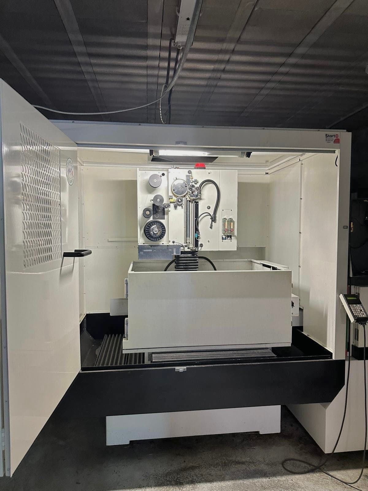 Machine d'électroérosion à fil dans l'atelier MB Concept à Beaucourt