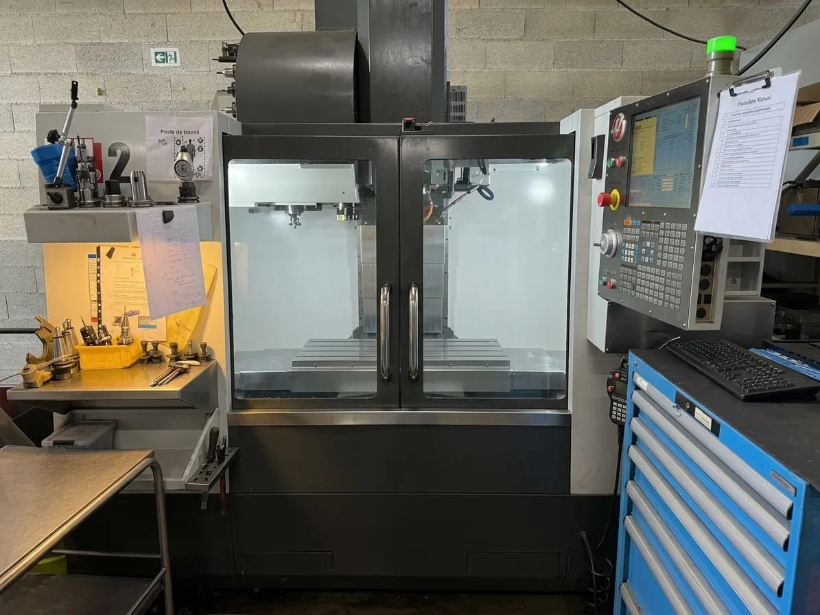 VM2 — Fraiseuse verticale 3 axes dans l'atelier MB Concept