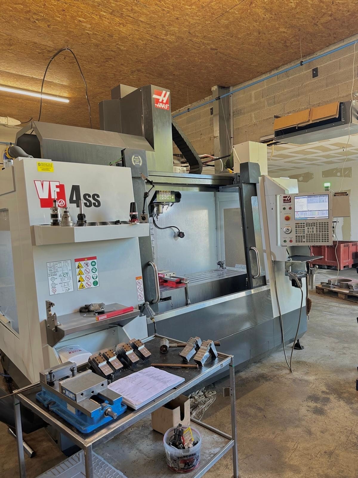 Le centre d'usinage Haas VF-4SS et son poste de bridage à l'atelier