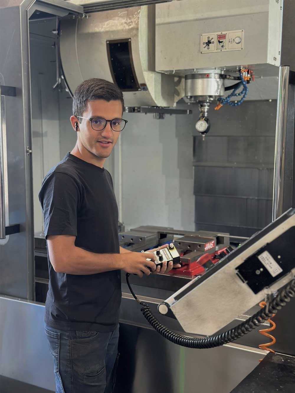 Technicien au pupitre d'un centre d'usinage de l'atelier MB Concept