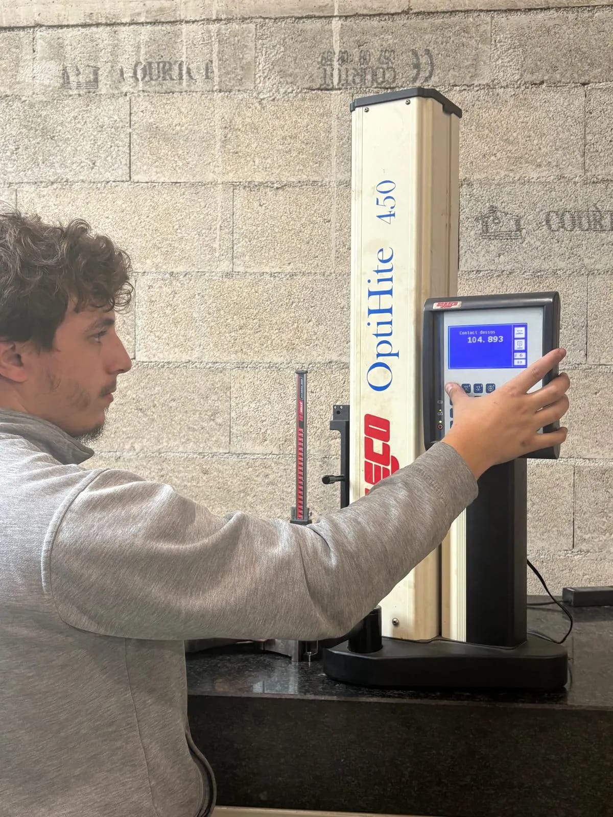 Contrôle d'une pièce à l'étau, micromètre en main, à l'atelier MB Concept